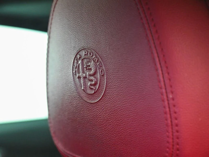 Alfa Romeo Giulia Veloce* CARFAX* АвтоКредит* (ЦЕНА ДО БГ), снимка 15 - Автомобили и джипове - 53245381