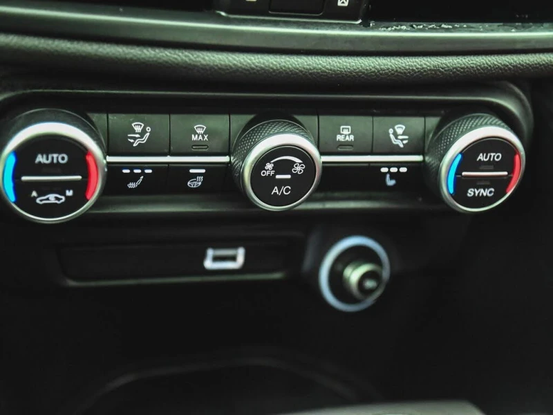 Alfa Romeo Giulia Veloce* CARFAX* АвтоКредит* (ЦЕНА ДО БГ), снимка 11 - Автомобили и джипове - 53245381