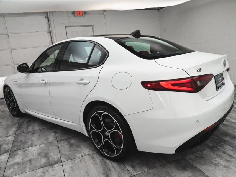 Alfa Romeo Giulia Veloce* CARFAX* АвтоКредит* (ЦЕНА ДО БГ), снимка 4 - Автомобили и джипове - 53245381