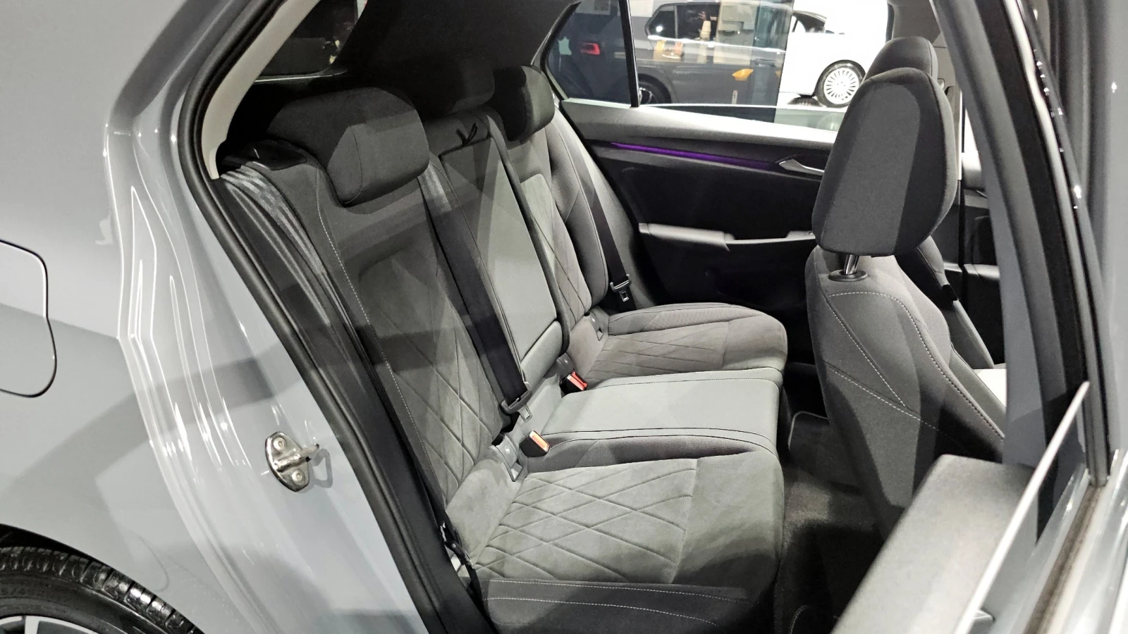 VW Golf 8 2.0TDI DSG | HUD | ACC | Шибедах, снимка 10 - Автомобили и джипове - 54929285