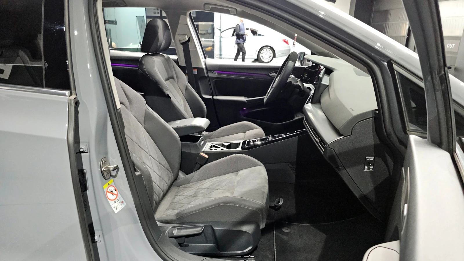 VW Golf 8 2.0TDI DSG | HUD | ACC | Шибедах, снимка 9 - Автомобили и джипове - 54929285