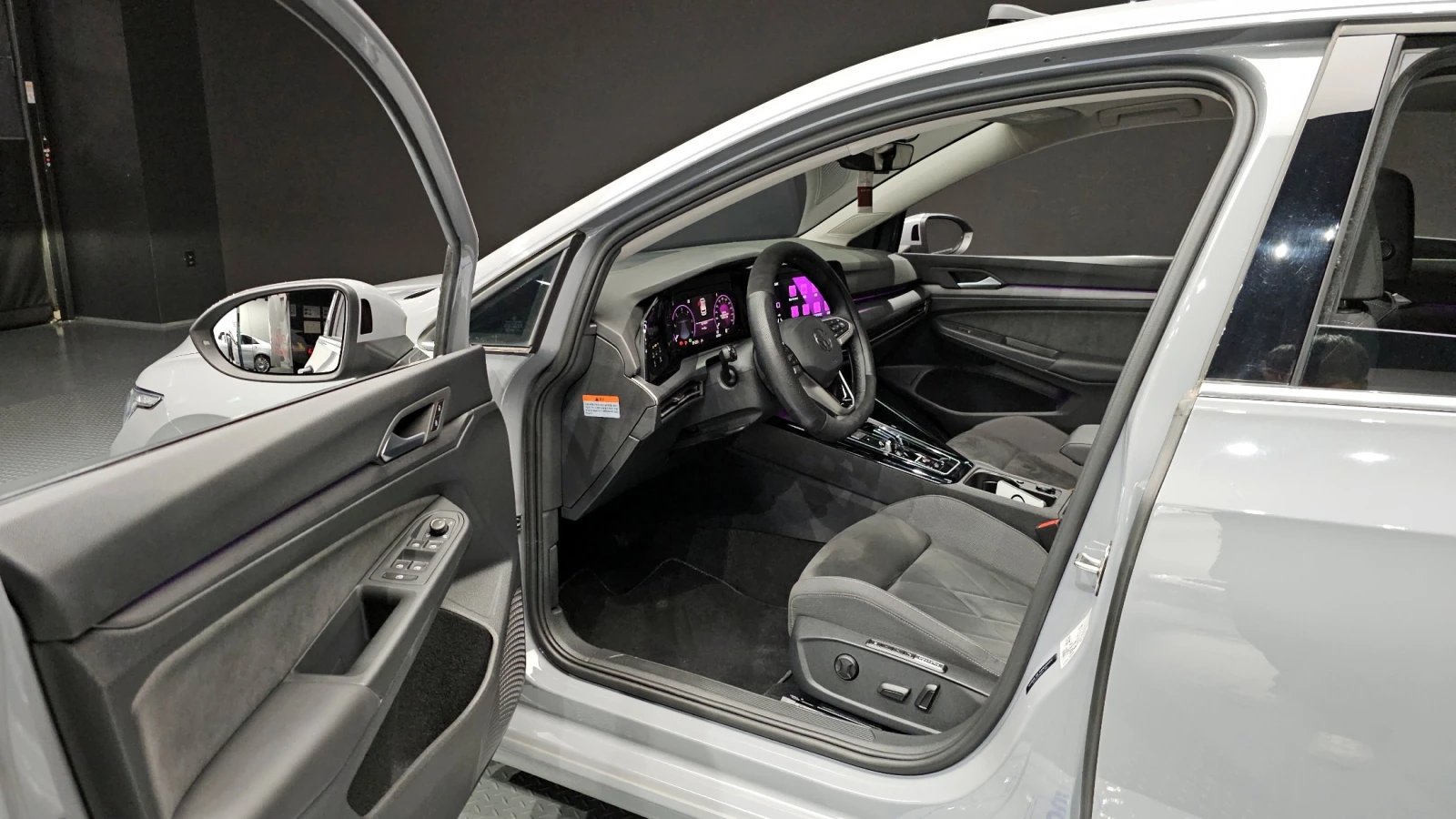 VW Golf 8 2.0TDI DSG | HUD | ACC | Шибедах, снимка 5 - Автомобили и джипове - 54929285