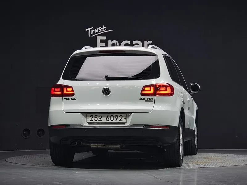 VW Tiguan 2.0 Tdi Comfort, снимка 4 - Автомобили и джипове - 55748622