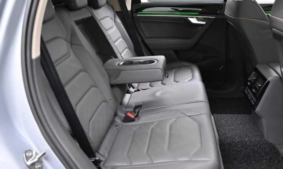 VW Touareg Gen3 3.0 TDI Panorama/Disitron/Обдухване, снимка 12 - Автомобили и джипове - 55088561