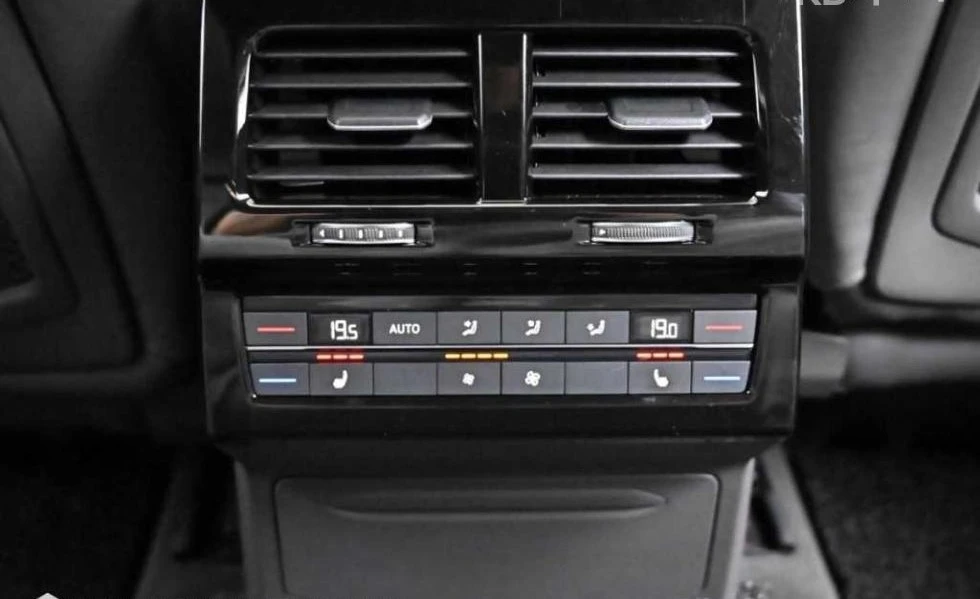 VW Touareg Gen3 3.0 TDI Panorama/Disitron/Обдухване, снимка 14 - Автомобили и джипове - 55088561