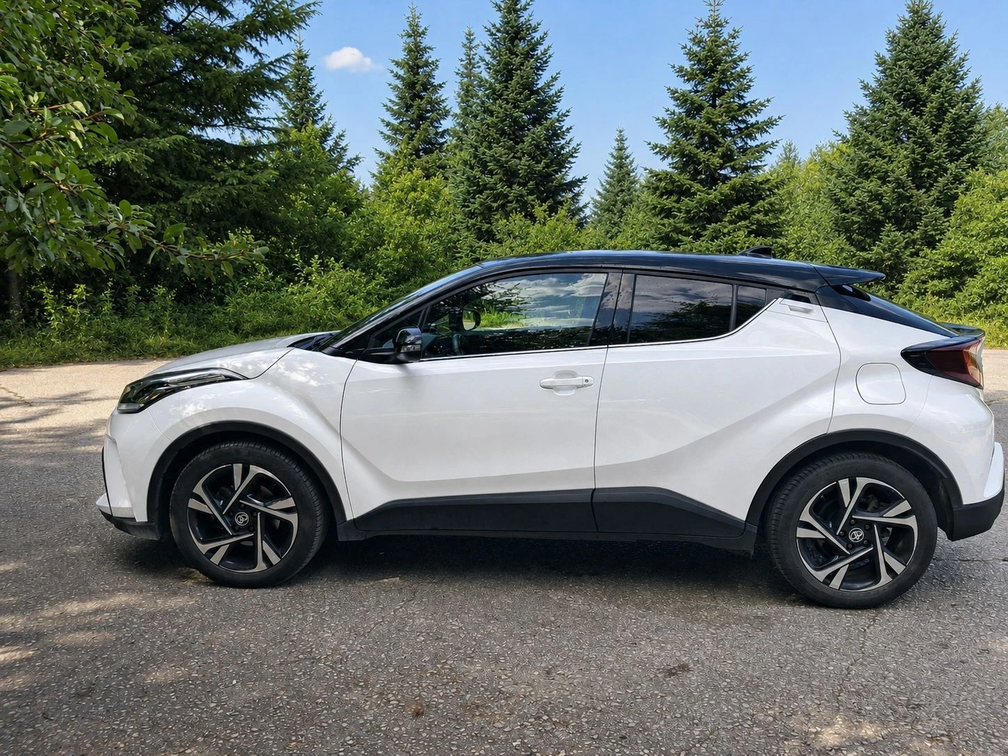 Toyota C-HR 2.0l HYBRID 2WD 184 к.с. e-CVT, хибрид