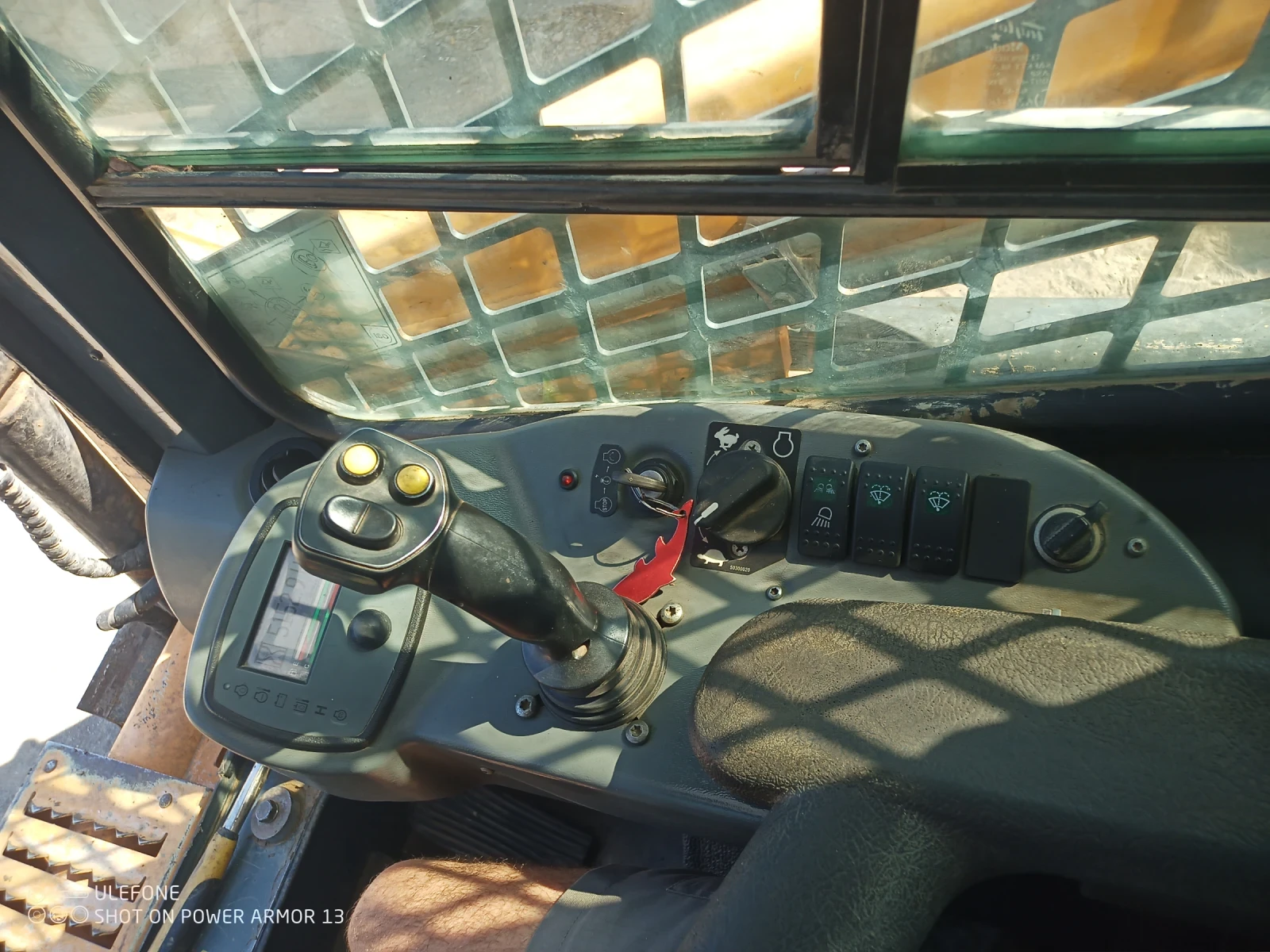 Мини челни товарачи GEHL Mustang 1750RT - изображение 8