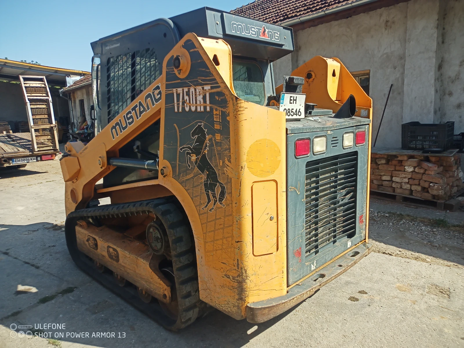 Мини челни товарачи GEHL Mustang 1750RT