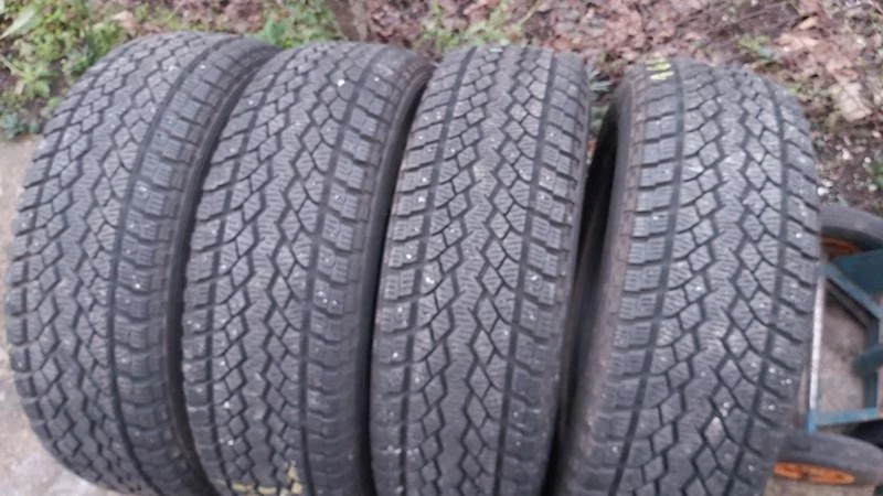 Гуми Зимни 205/70R15, снимка 1 - Гуми и джанти - 27520856