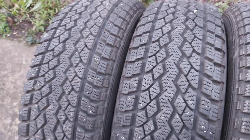 Гуми Зимни 205/70R15, снимка 2 - Гуми и джанти - 27520856