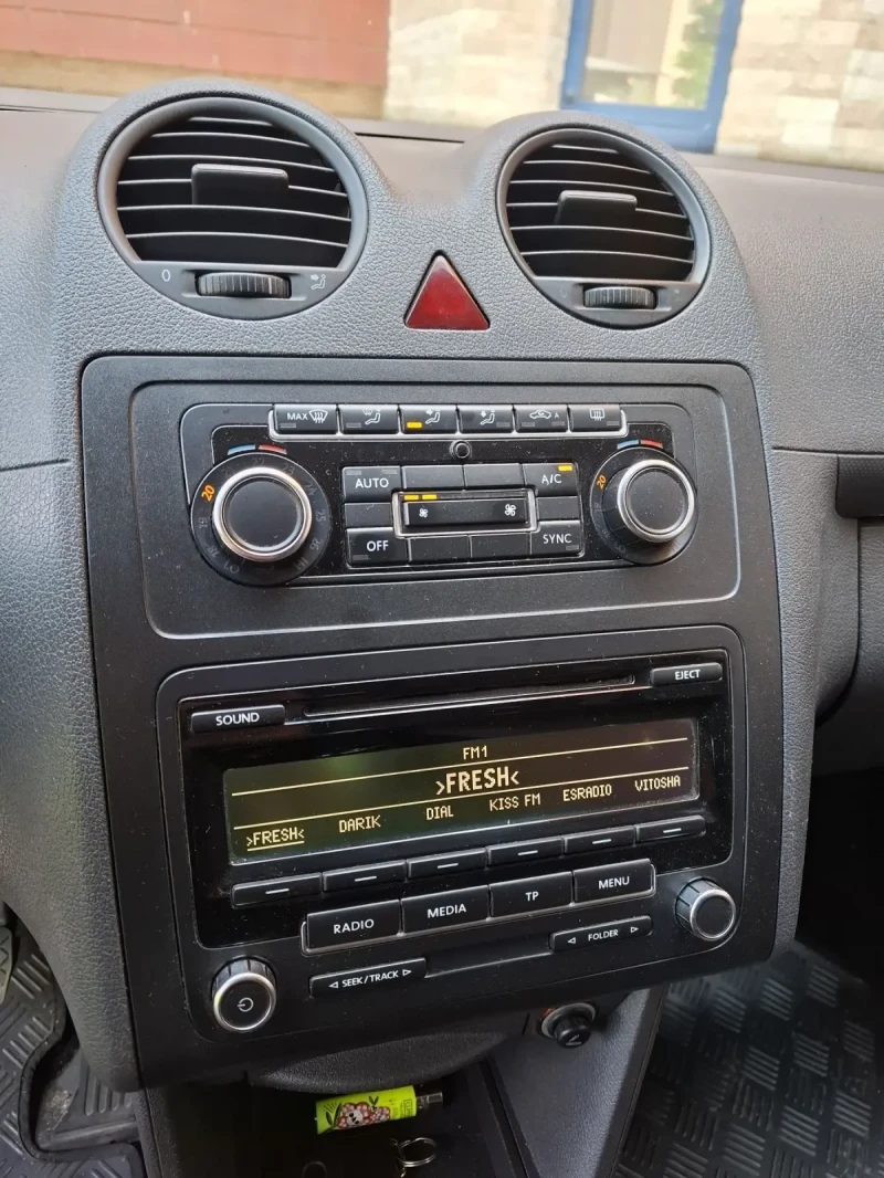 VW Caddy MAXI инвалидна рампа, снимка 10 - Автомобили и джипове - 52037881