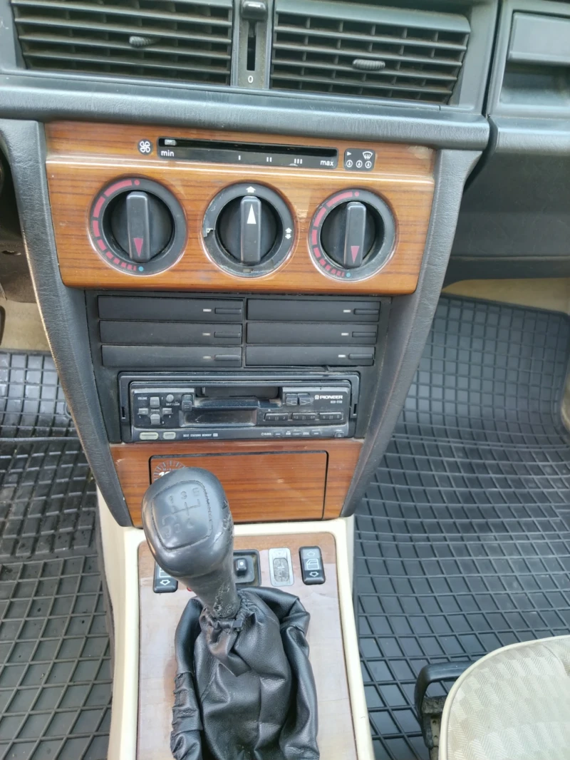 Mercedes-Benz 190 190 2.0, снимка 17 - Автомобили и джипове - 52912565