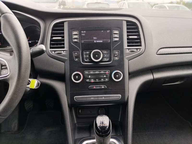 Renault Megane Sedan TCe 140 бензин Stop&Start BVM6, снимка 9 - Автомобили и джипове - 51440547