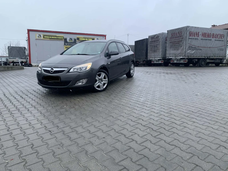 Opel Astra 1.4 Sports Tourer, снимка 2 - Автомобили и джипове - 52898234
