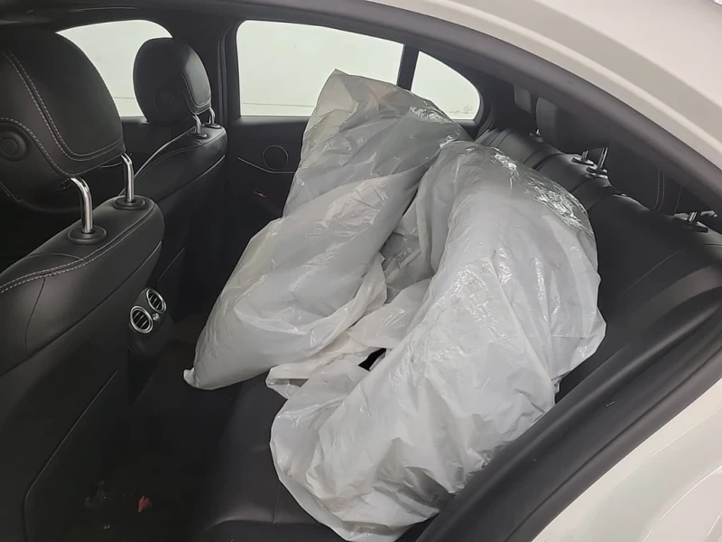 Mercedes-Benz C 300 / AMG PKG / MultiBeam / AMBIENT / PANO / CARFAX, снимка 13 - Автомобили и джипове - 53248853
