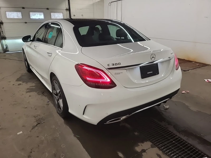 Mercedes-Benz C 300 / AMG PKG / MultiBeam / AMBIENT / PANO / CARFAX, снимка 4 - Автомобили и джипове - 53248853