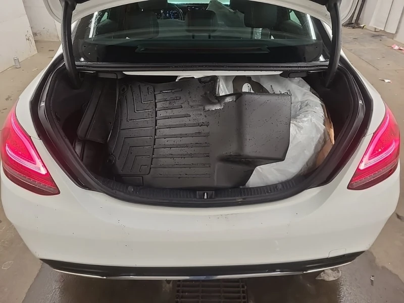 Mercedes-Benz C 300 / AMG PKG / MultiBeam / AMBIENT / PANO / CARFAX, снимка 15 - Автомобили и джипове - 53248853