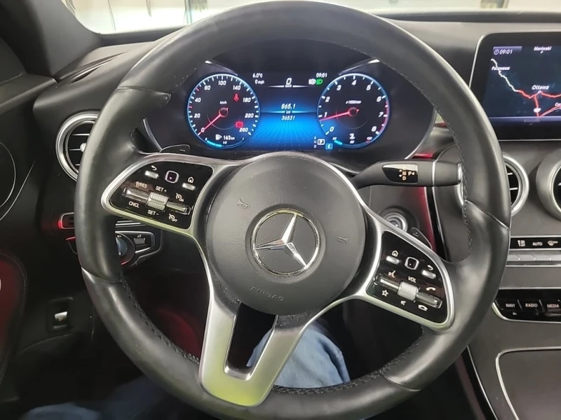 Mercedes-Benz C 300 / AMG PKG / MultiBeam / AMBIENT / PANO / CARFAX, снимка 11 - Автомобили и джипове - 53248853