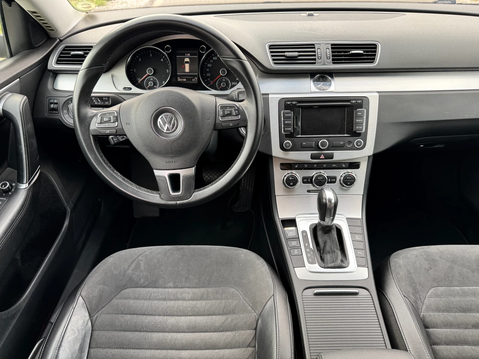 VW Passat 2.0 TDI / DSG / HIGHLINE / NAVI / KOJA / PODGREV - изображение 9