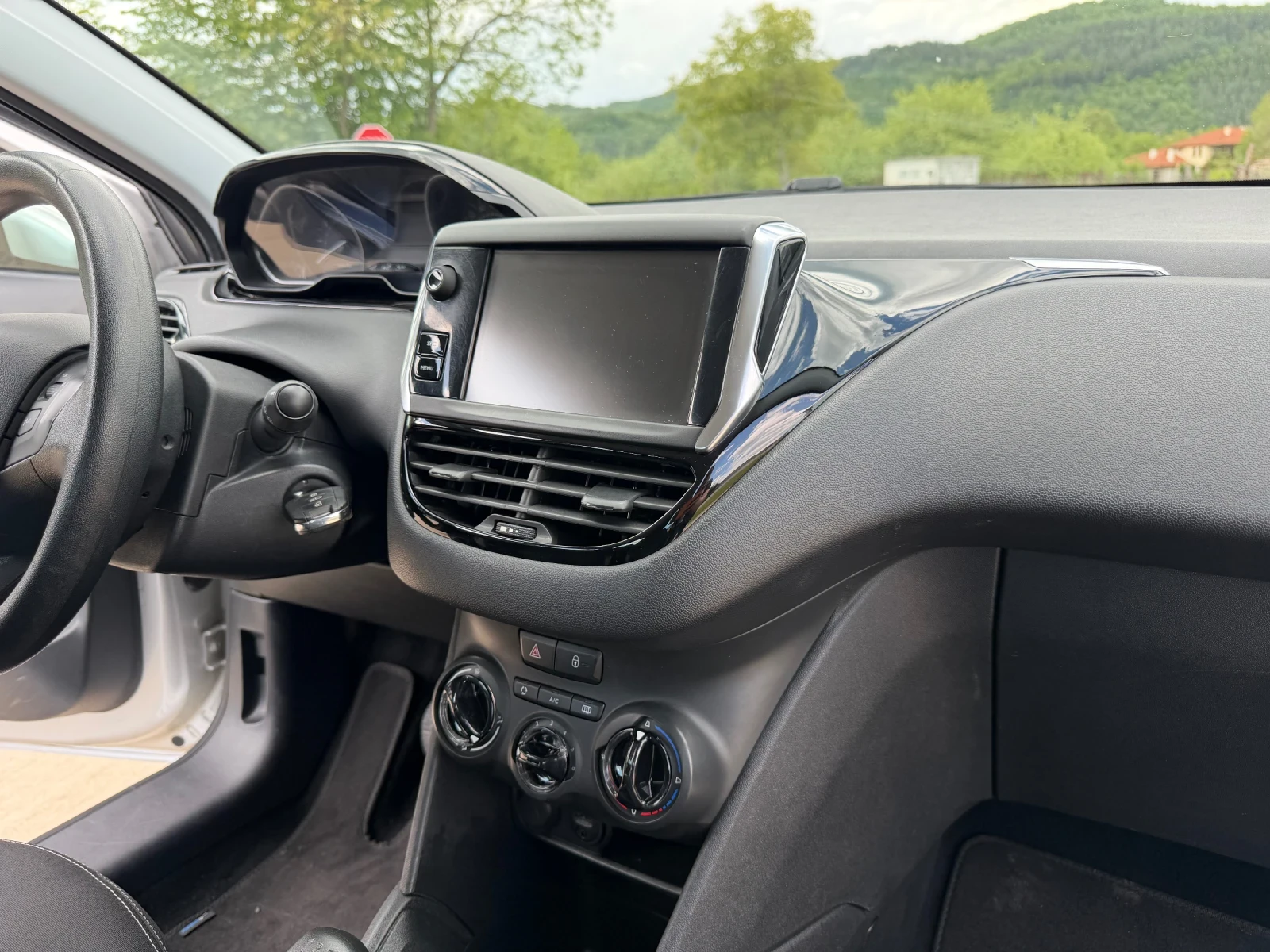 Peugeot 208 1.2i* EURO6* 90000км, снимка 13 - Автомобили и джипове - 54575638
