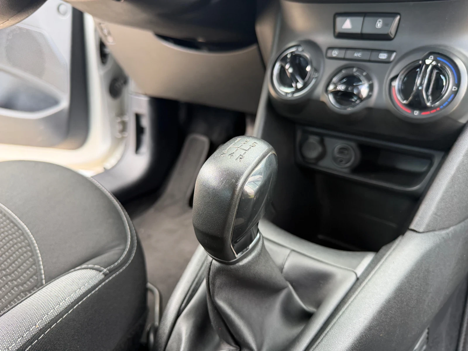 Peugeot 208 1.2i* EURO6* 90000км, снимка 14 - Автомобили и джипове - 54575638