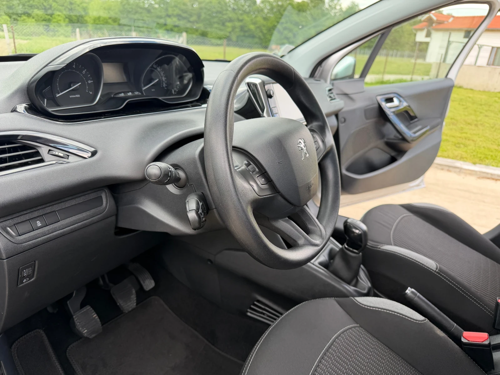 Peugeot 208 1.2i* EURO6* 90000км, снимка 12 - Автомобили и джипове - 54575638