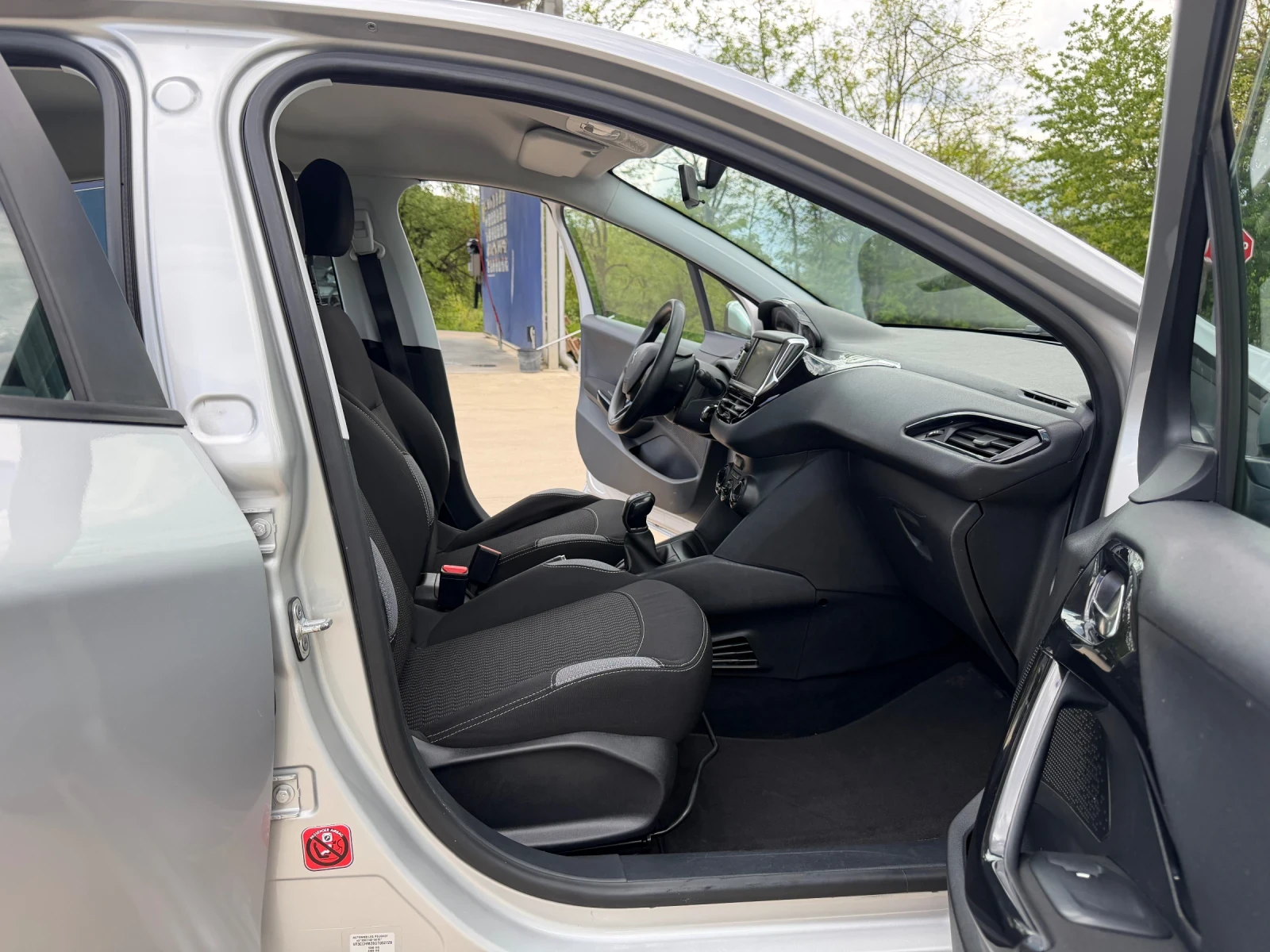 Peugeot 208 1.2i* EURO6* 90000км, снимка 9 - Автомобили и джипове - 54575638