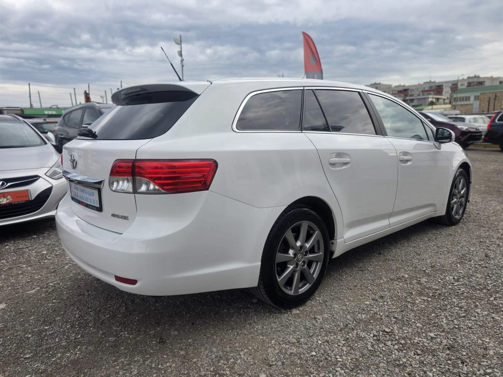 Toyota Avensis 2.0i Бензин Автоматик, снимка 5 - Автомобили и джипове - 54652044