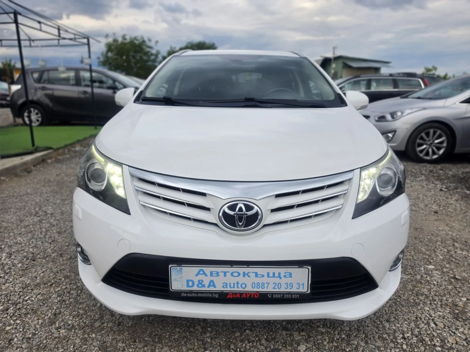 Toyota Avensis 2.0i Бензин Автоматик, снимка 2 - Автомобили и джипове - 54652044