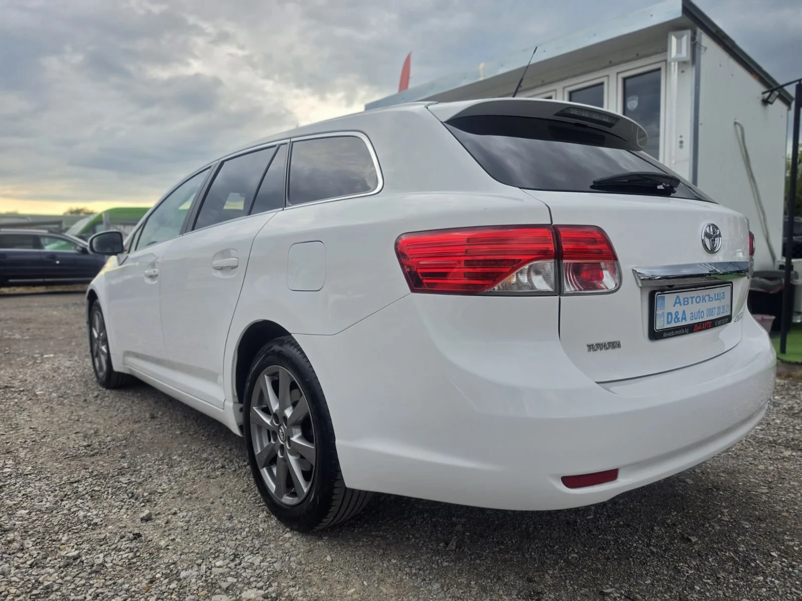 Toyota Avensis 2.0i Бензин Автоматик, снимка 6 - Автомобили и джипове - 54652044