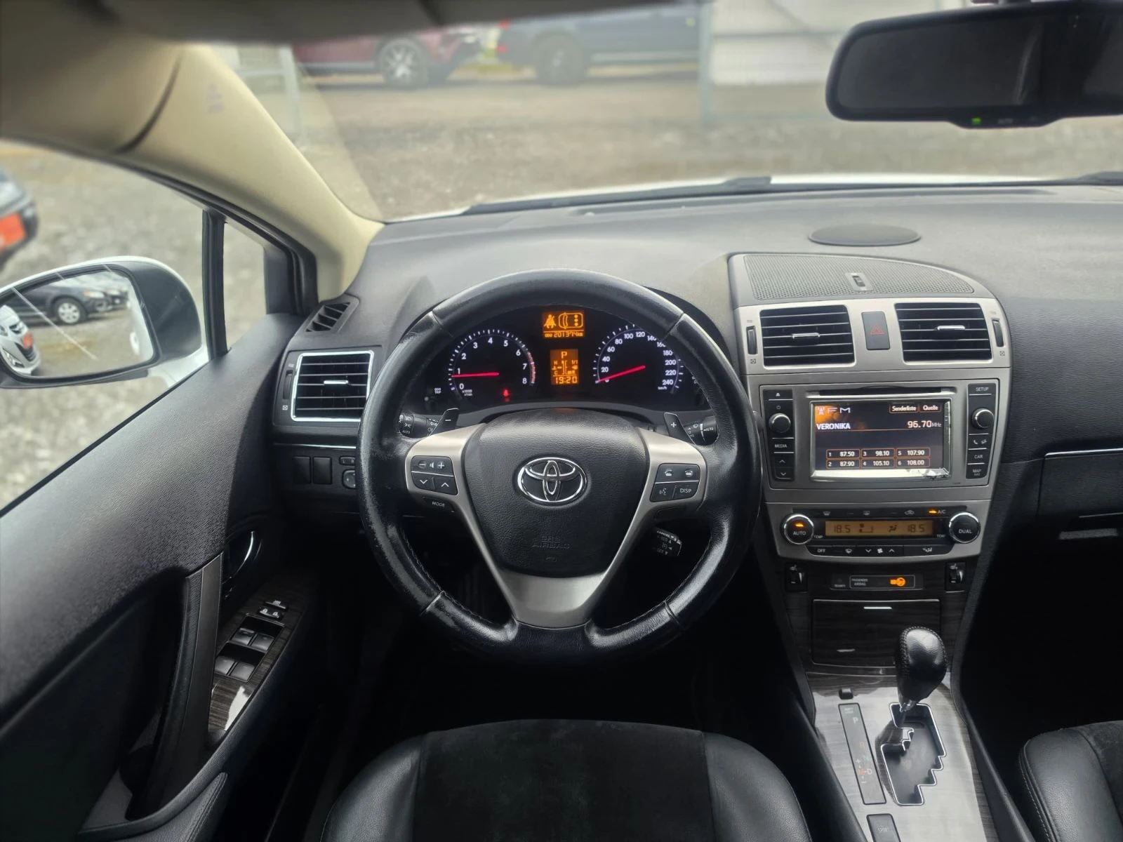 Toyota Avensis 2.0i Бензин Автоматик, снимка 8 - Автомобили и джипове - 54652044