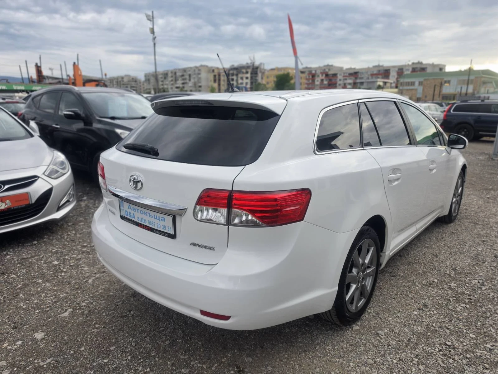 Toyota Avensis 2.0i Бензин Автоматик, снимка 7 - Автомобили и джипове - 54652044