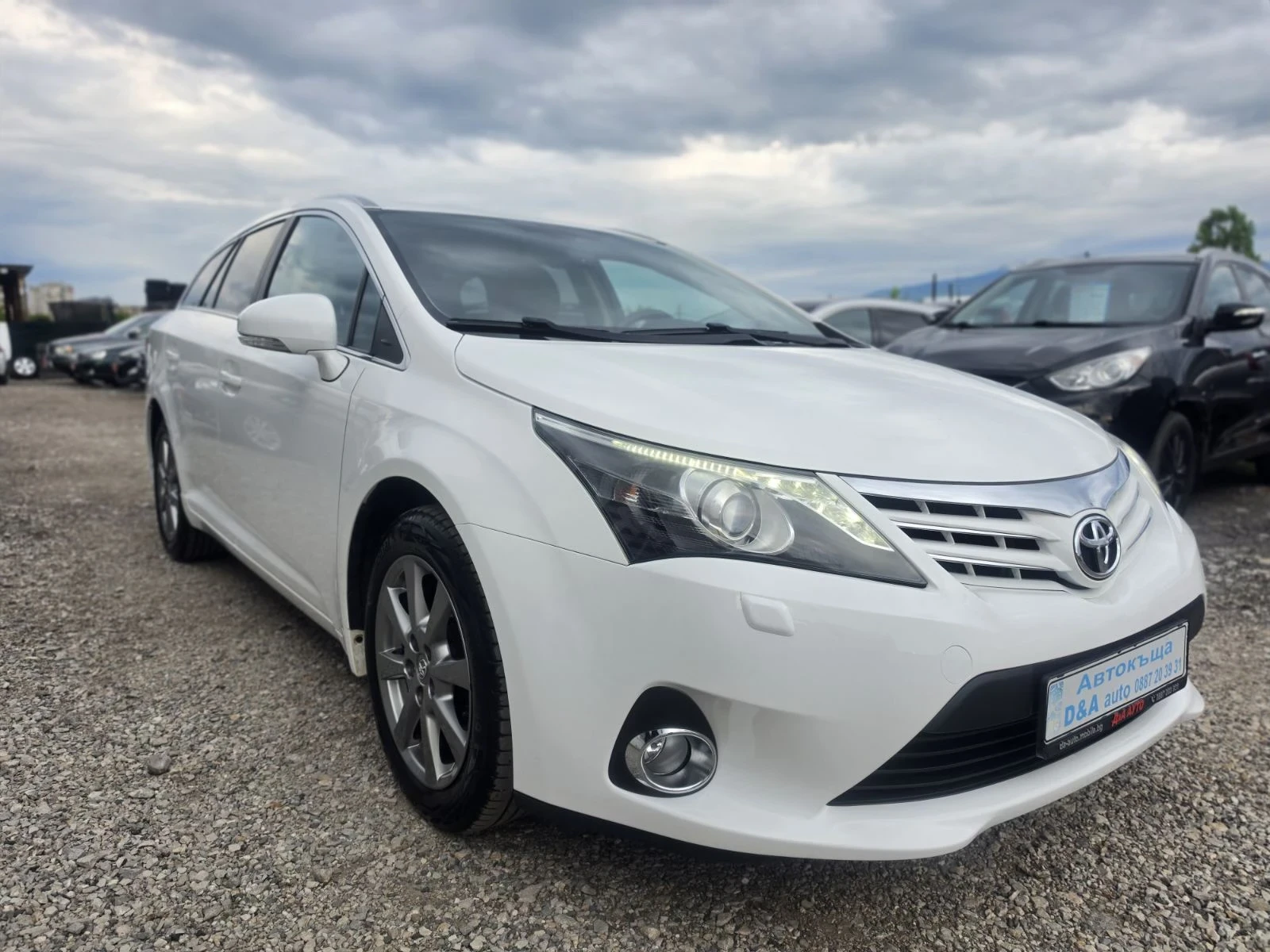Toyota Avensis 2.0i Бензин Автоматик, снимка 4 - Автомобили и джипове - 54652044
