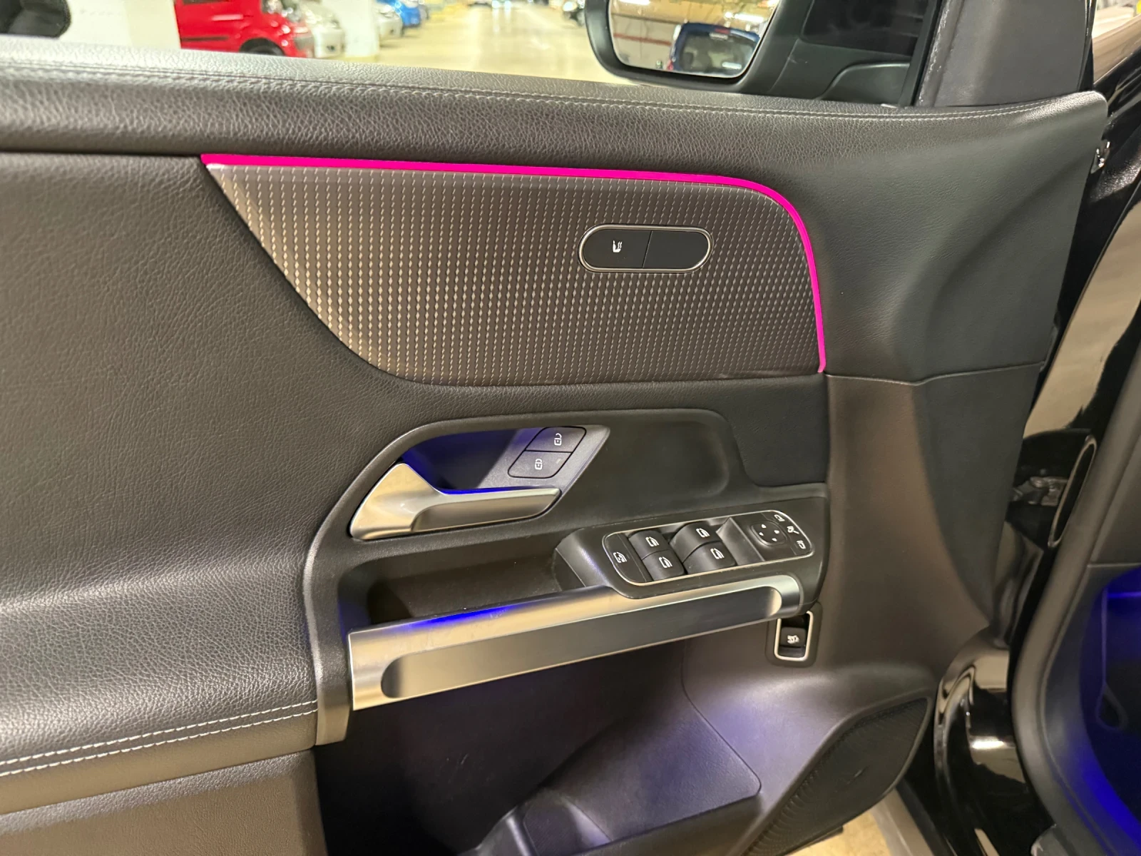 Mercedes-Benz GLB 200d AMG * ДИСТРОНИК * КАМЕРА * ПЪЛЕН СЕРВИЗ  - изображение 10