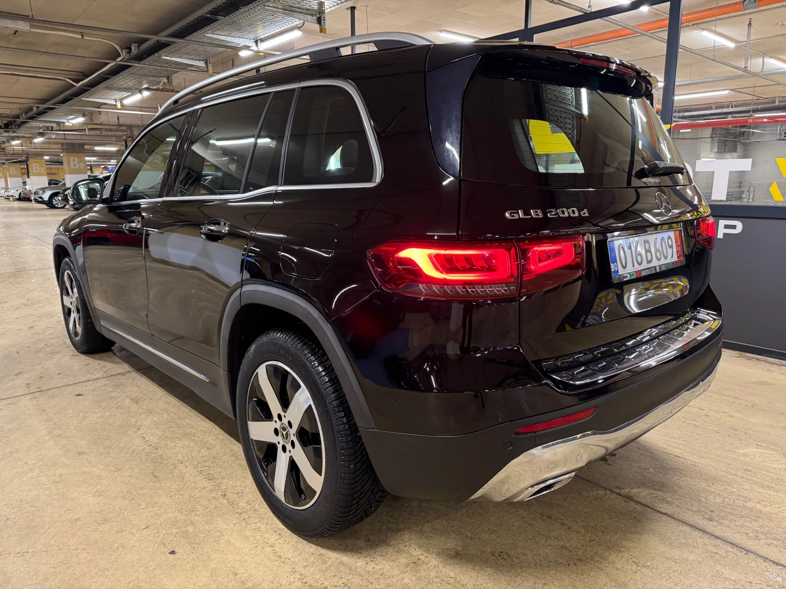 Mercedes-Benz GLB 200d AMG * ДИСТРОНИК * КАМЕРА * ПЪЛЕН СЕРВИЗ  - изображение 6