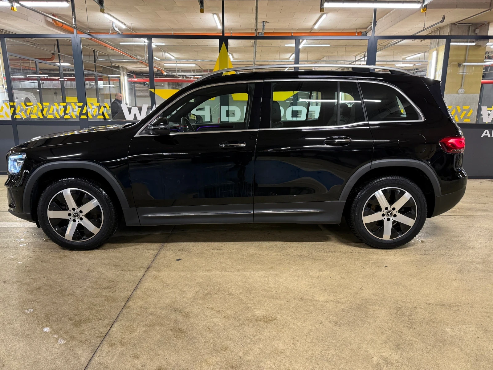 Mercedes-Benz GLB 200d AMG * ДИСТРОНИК * КАМЕРА * ПЪЛЕН СЕРВИЗ  - изображение 7