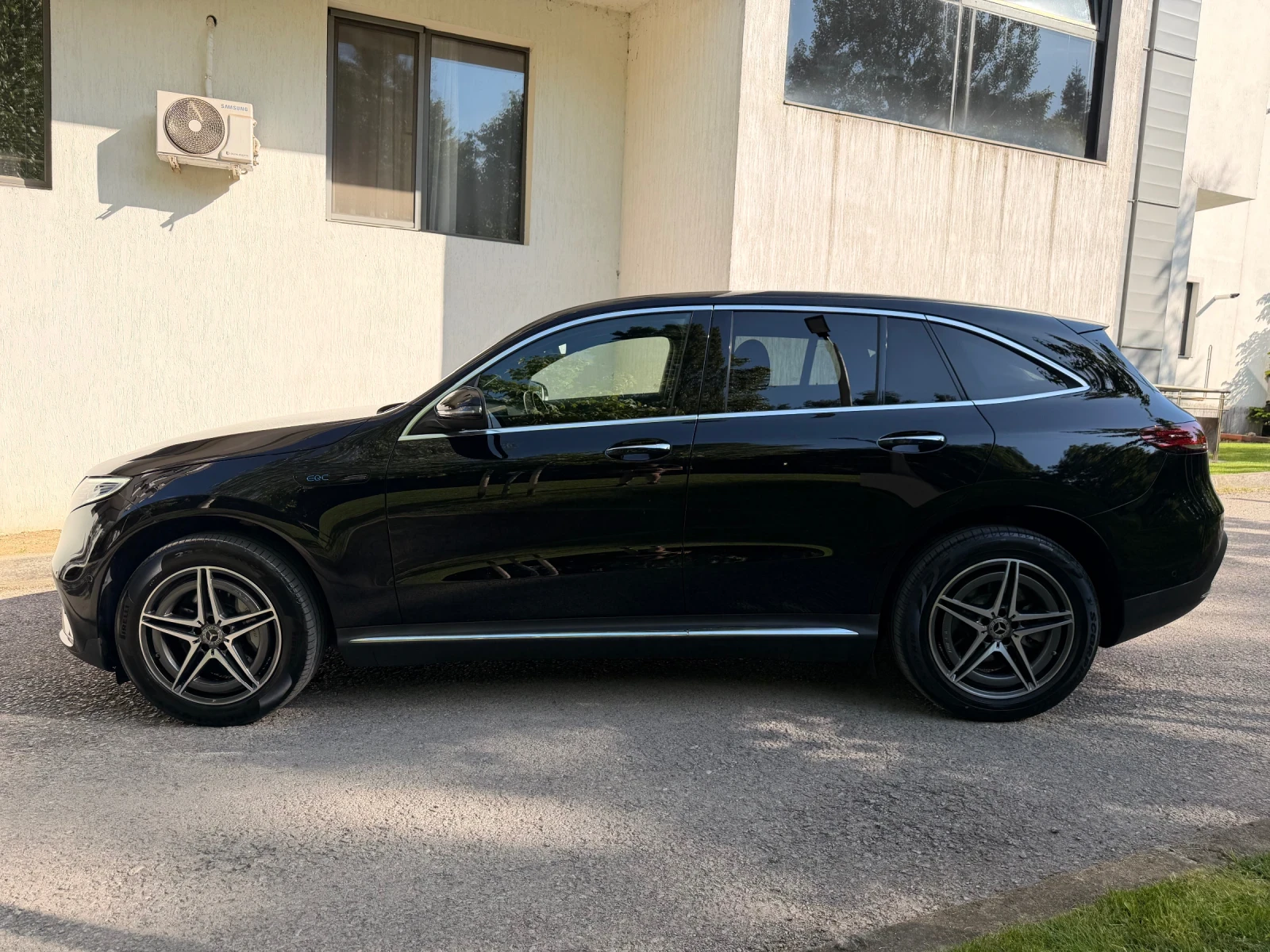 Mercedes-Benz EQC 400 / 4-MATIC / AMG LINE / КАМЕРА, снимка 4 - Автомобили и джипове - 54758837