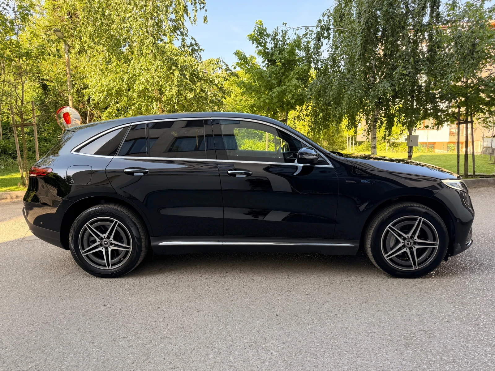 Mercedes-Benz EQC 400 / 4-MATIC / AMG LINE / КАМЕРА, снимка 8 - Автомобили и джипове - 54758837