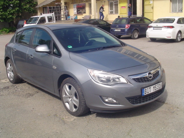 Opel Astra 1, 6 I, снимка 1 - Автомобили и джипове - 45511895
