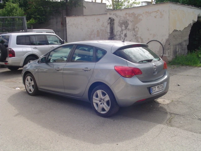 Opel Astra 1, 6 I, снимка 4 - Автомобили и джипове - 46685467