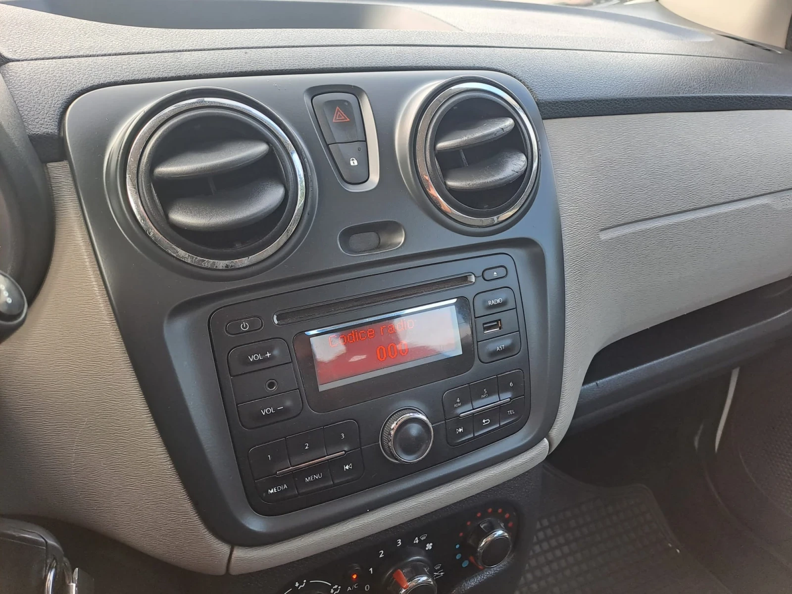 Dacia Lodgy 1.6i    7 ����� | Mobile.bg � ����������� 15