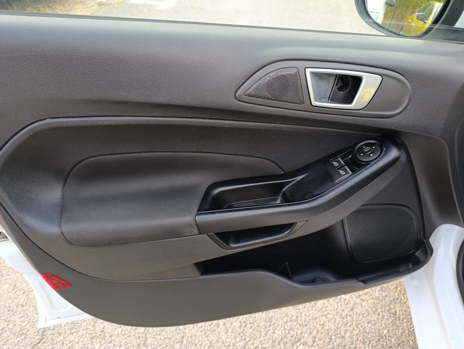 Ford Fiesta 1.25 82кс, снимка 9 - Автомобили и джипове - 56297026