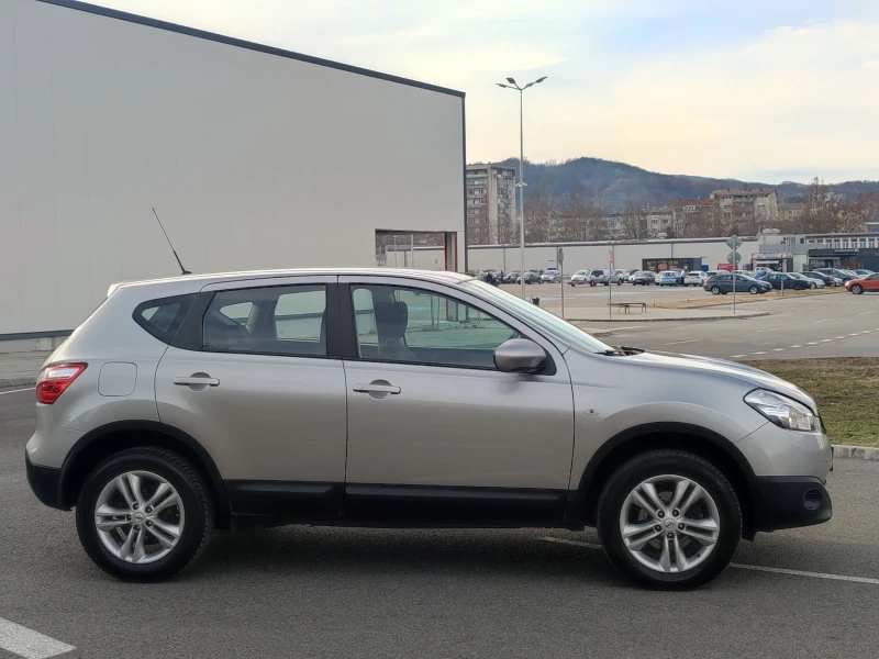 Nissan Qashqai 2.0i 4X4  НАВИ ШВЕЙЦАРИЯ , снимка 4 - Автомобили и джипове - 48417702