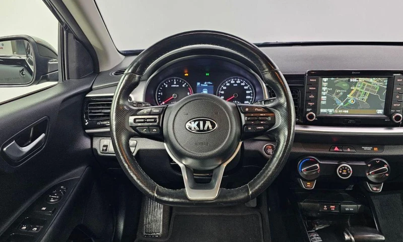 Kia Stonic Diesel 1.6 Trendy * НАЙ-ДОБРА ЦЕНА В БЪЛГАРИЯ* , снимка 12 - Автомобили и джипове - 52112135