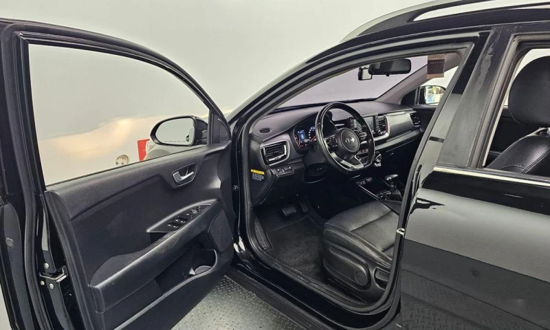 Kia Stonic Diesel 1.6 Trendy * НАЙ-ДОБРА ЦЕНА В БЪЛГАРИЯ* , снимка 10 - Автомобили и джипове - 52112135