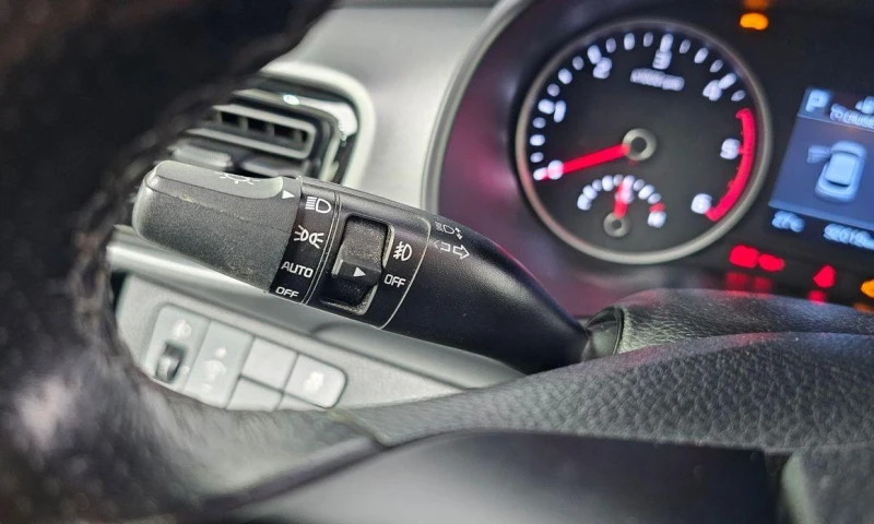 Kia Stonic Diesel 1.6 Trendy * НАЙ-ДОБРА ЦЕНА В БЪЛГАРИЯ* , снимка 13 - Автомобили и джипове - 52112135