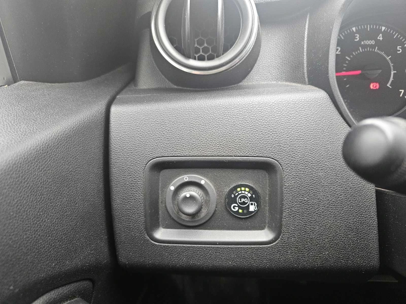 Dacia Duster 1.0 TCe 90 Stop&Start LPG 4x2, снимка 11 - Автомобили и джипове - 53437968