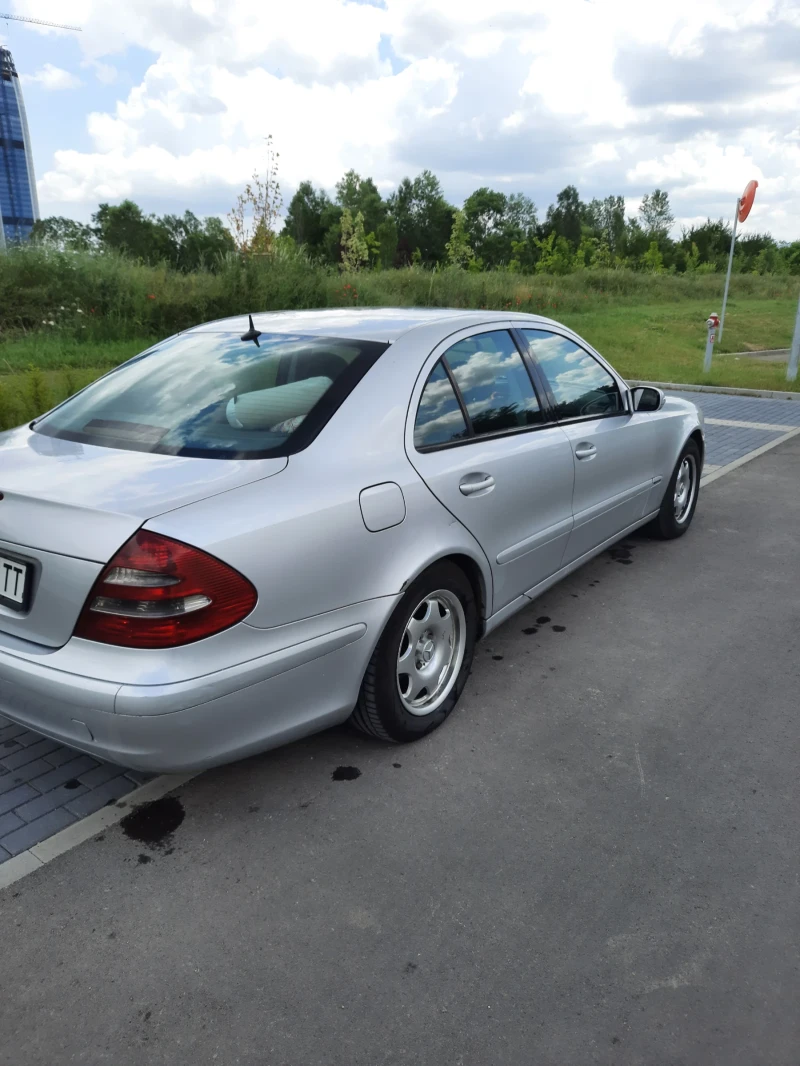 Mercedes-Benz E 220, снимка 4 - Автомобили и джипове - 51916109