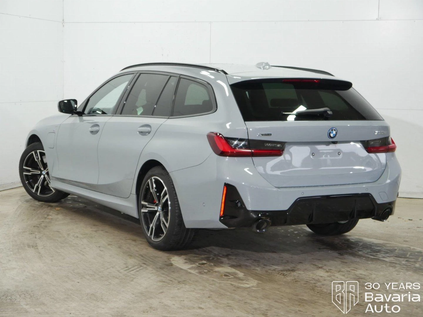 BMW 330 e xDrive Touring M Sport Paket Sportautomatic - изображение 2