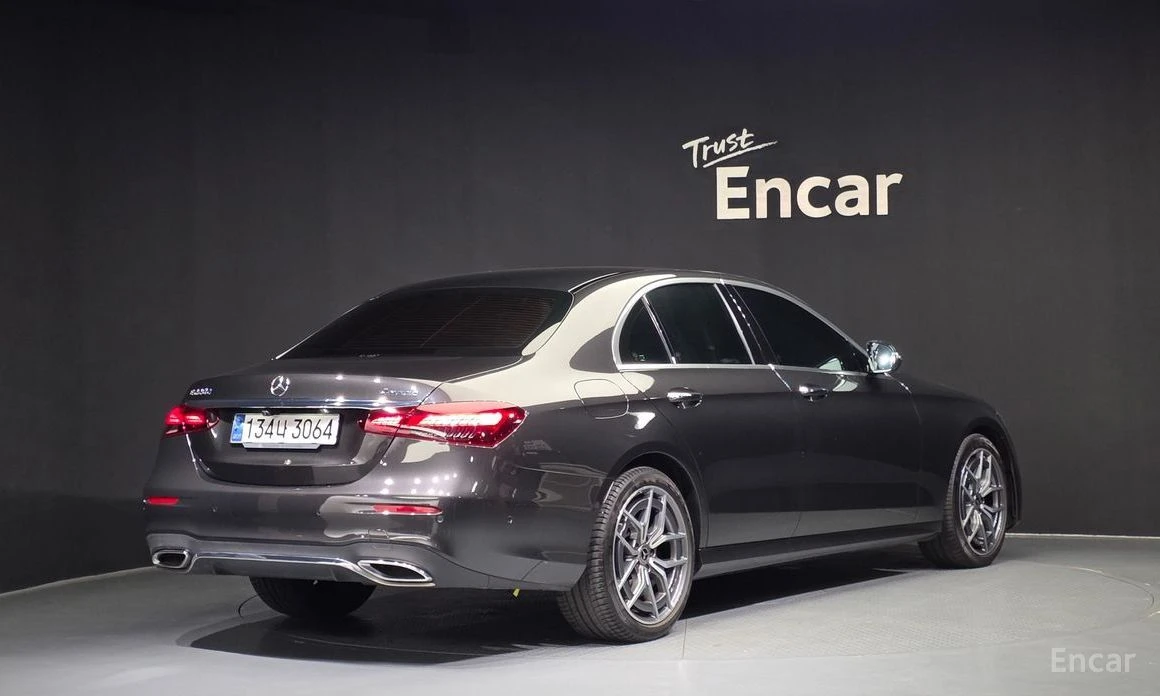 Mercedes-Benz E 220, снимка 2 - Автомобили и джипове - 54715425